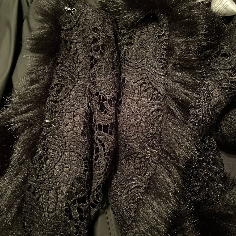 LA FIORENTINA | Women’s Black Faux Fur Lace Double Hook Shall‎ Throw Size OS